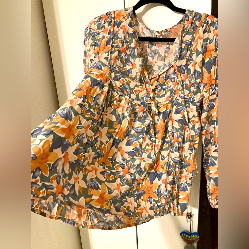 Women’s medium babydoll, long sleeve top/blouse